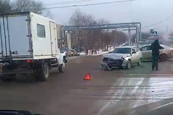 В Саранске две легковушки не поделили дорогу на перекрестке