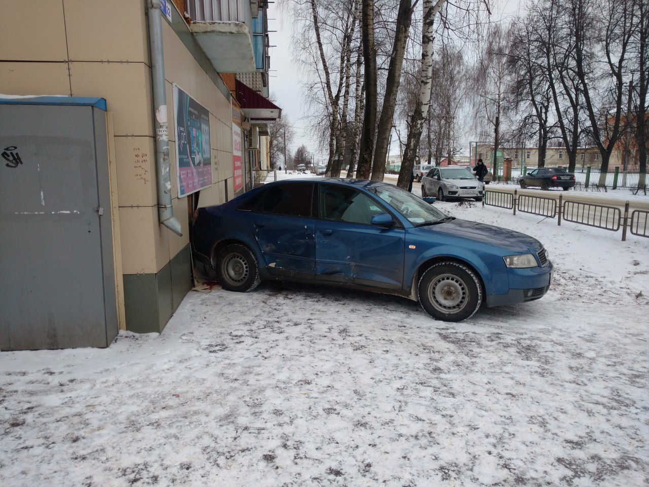 В Мордовии из-за ДТП автомобиль въехал в многоэтажку