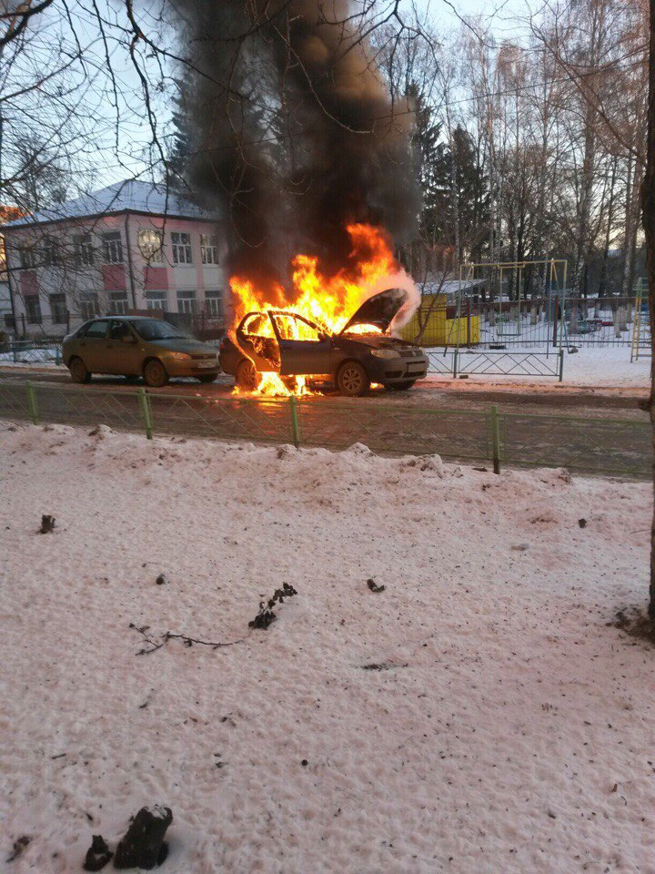 В Саранске дотла сгорела легковушка (ФОТО+ВИДЕО)