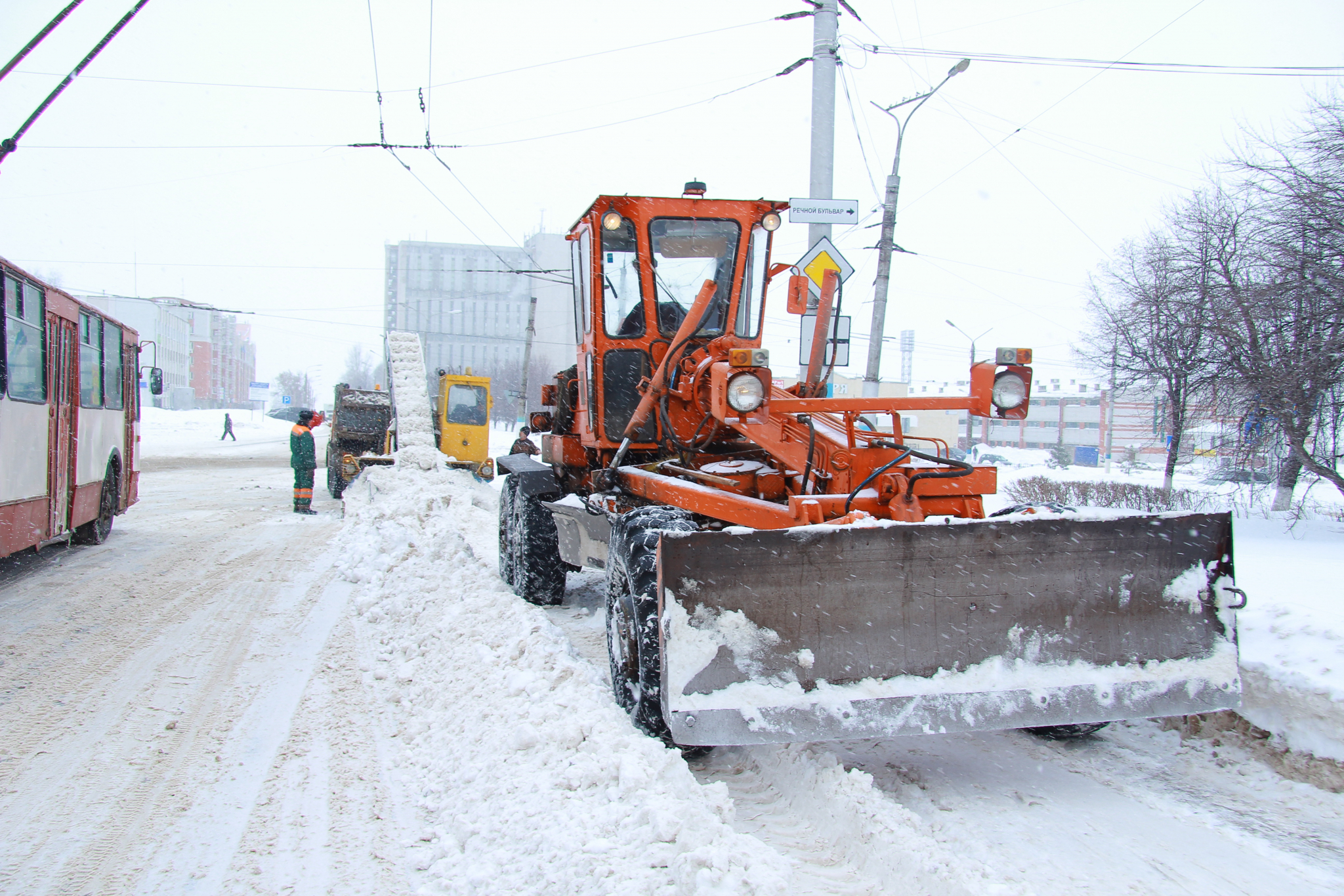 На трассах в Мордовии из-за снегопада организовано круглосуточное дежурство дорожников