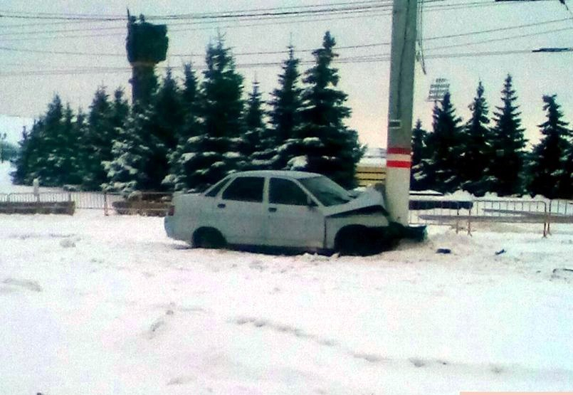В центре Саранска автомобиль влетел в столб: есть пострадавшие