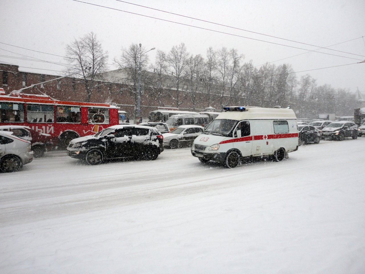 Новости России: В Москве из-за сильного снегопада погиб человек