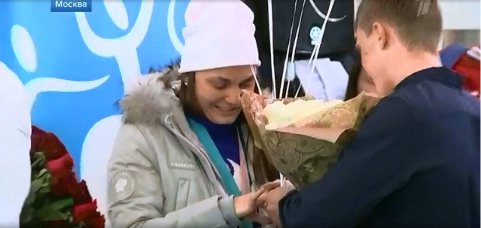 Мордовская лыжница Анастасия Седова получила предложение руки и сердца прямо в столичном аэропорту 