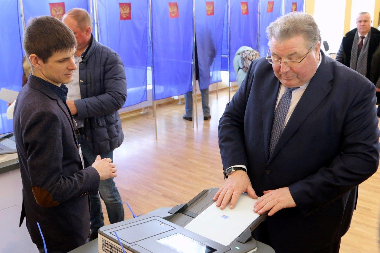 Глава Мордовии на избирательном участке пригласил жителей региона на выборы