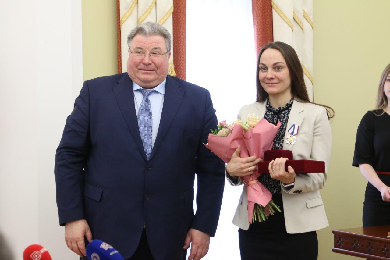 Глава Мордовии подарил деньги на квартиру лыжнице Анастасии Седовой за олимпийскую бронзу 