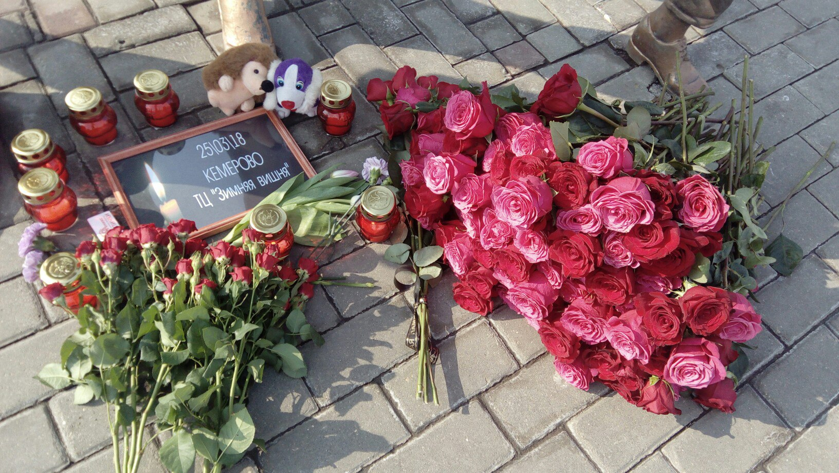 Жители Саранска скорбят по погибшим в Кемерово у Вечного огня
