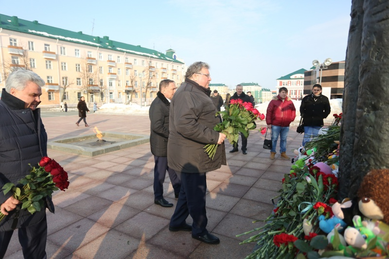Глава Мордовии почтил память жертв кемеровской трагедии