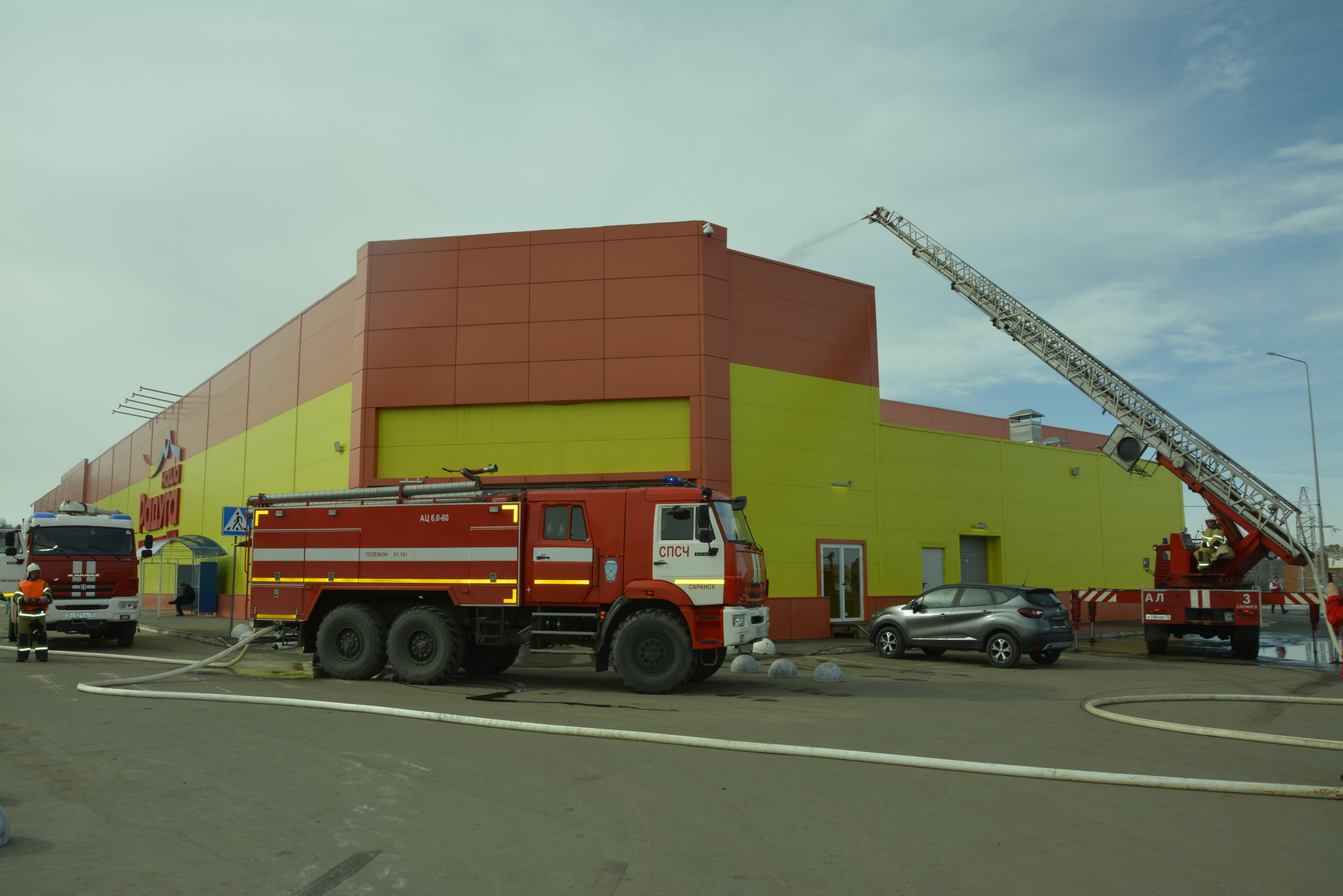 В Саранске сотрудники МЧС ликвидировали «пожар» в крупном гипермаркете (ФОТО)