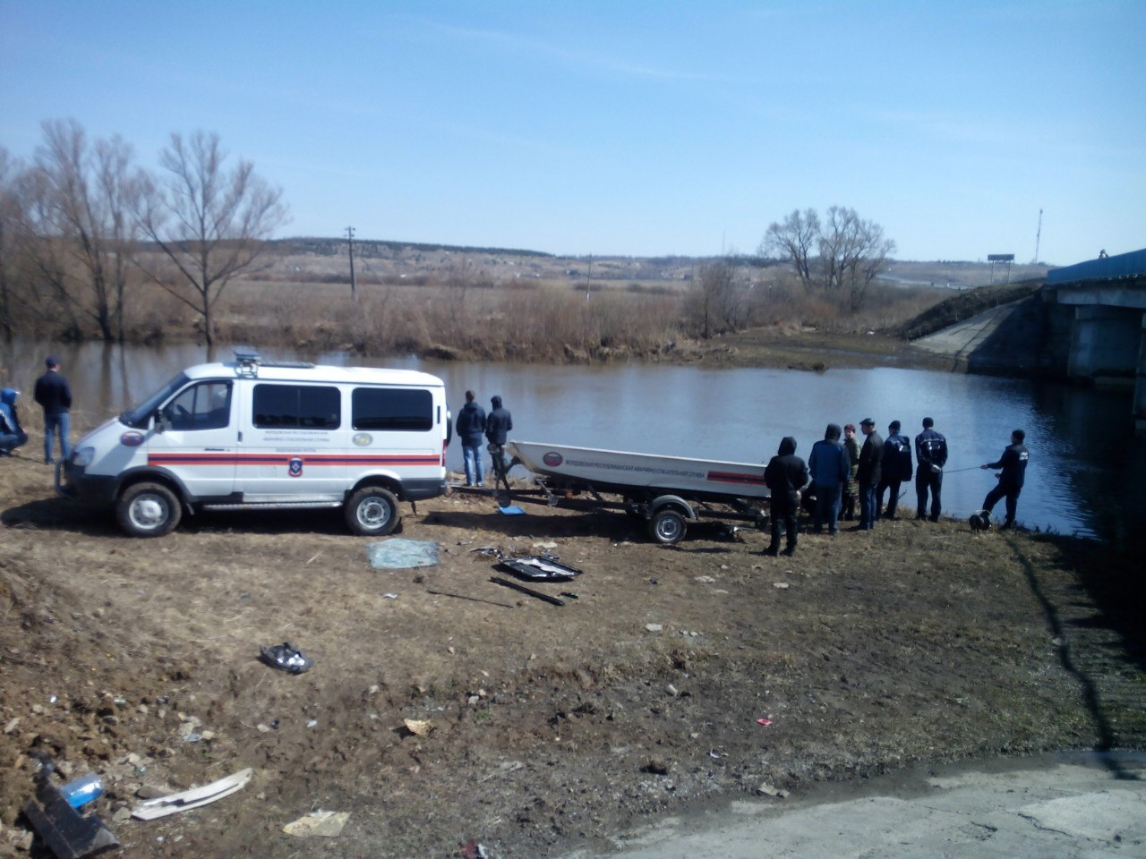 В Мордовии после ДТП два человека вылетели через панорамную крышу в реку: их до сих пор не нашли 