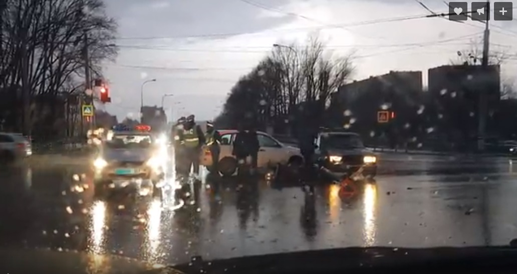 В Саранске столкнулись две легковушки и мотоцикл