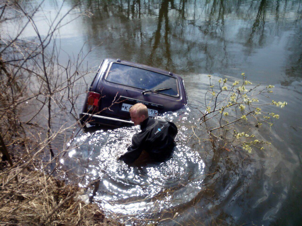 В Мордовии следователи проводят проверку по факту обнаружения трупа в утонувшей машине 