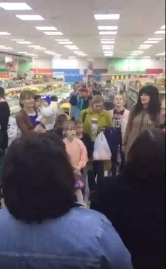 В Саранске горожане в магазине спели песню «День Победы»