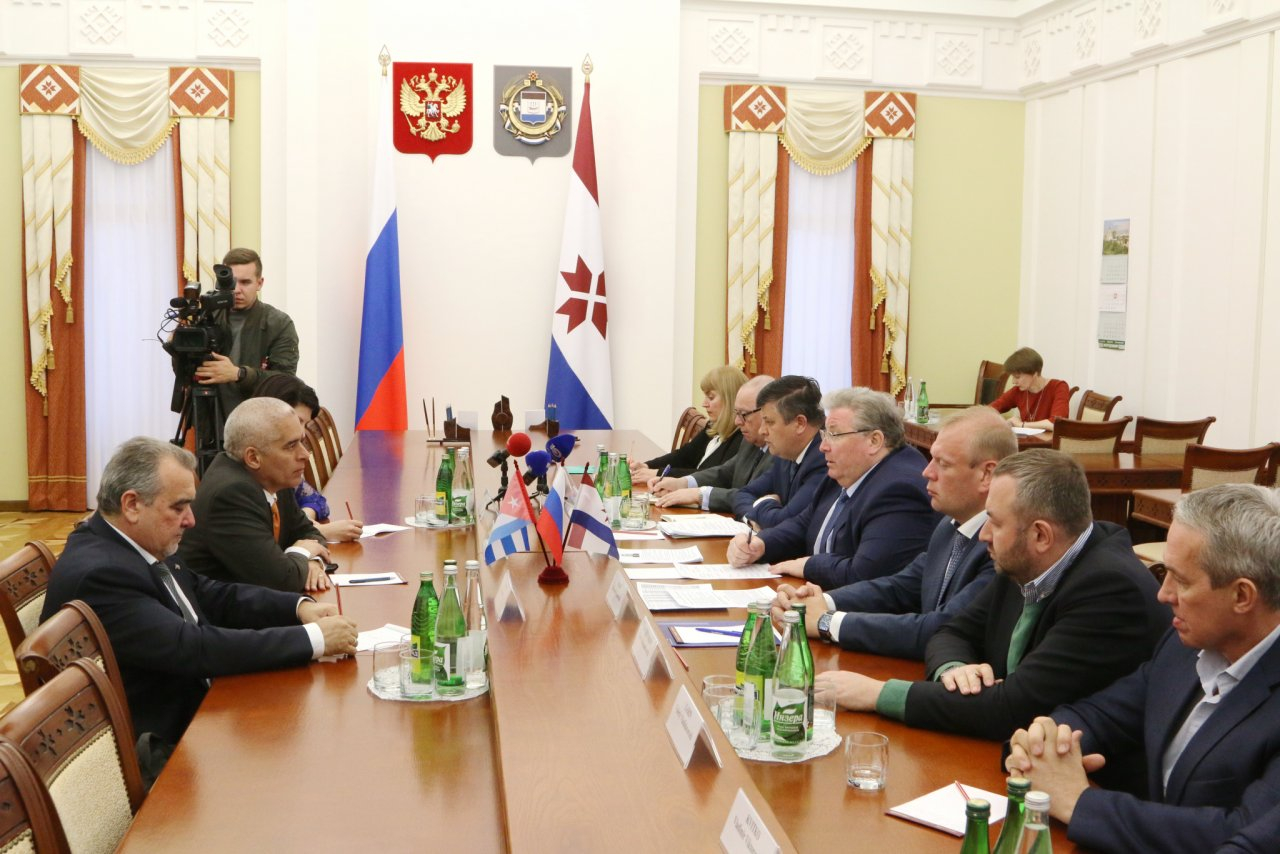 Глава Мордовии встретился с Полномочным послом Кубы в России 
