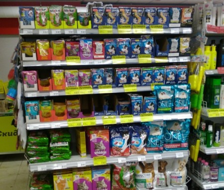 На прилавках саранских магазинов нашли опасный корм для кошек 