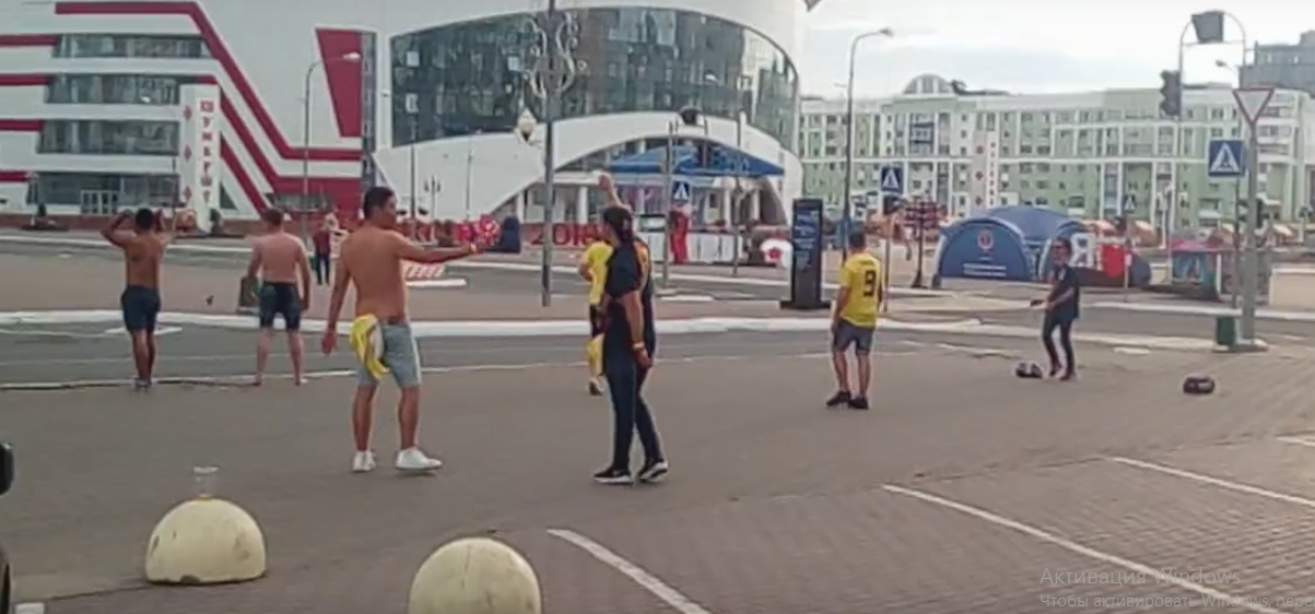 Болельщики из Колумбии вышли сыграть в футбол на улицах Саранска