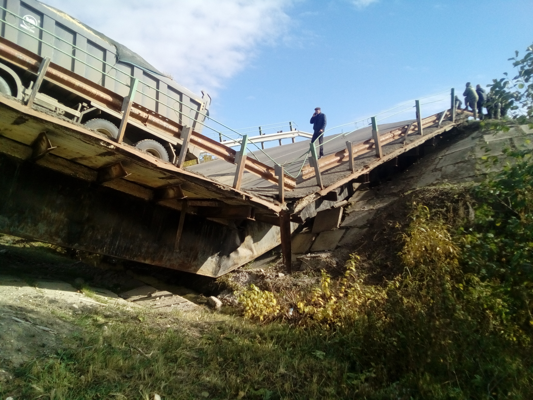 В Мордовии из-за грузового автомобиля обрушился мост (ФОТО)