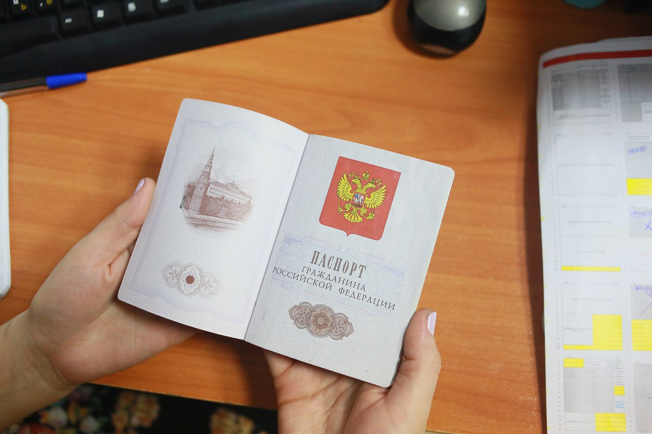 Определен срок перевода россиян на электронные паспорта