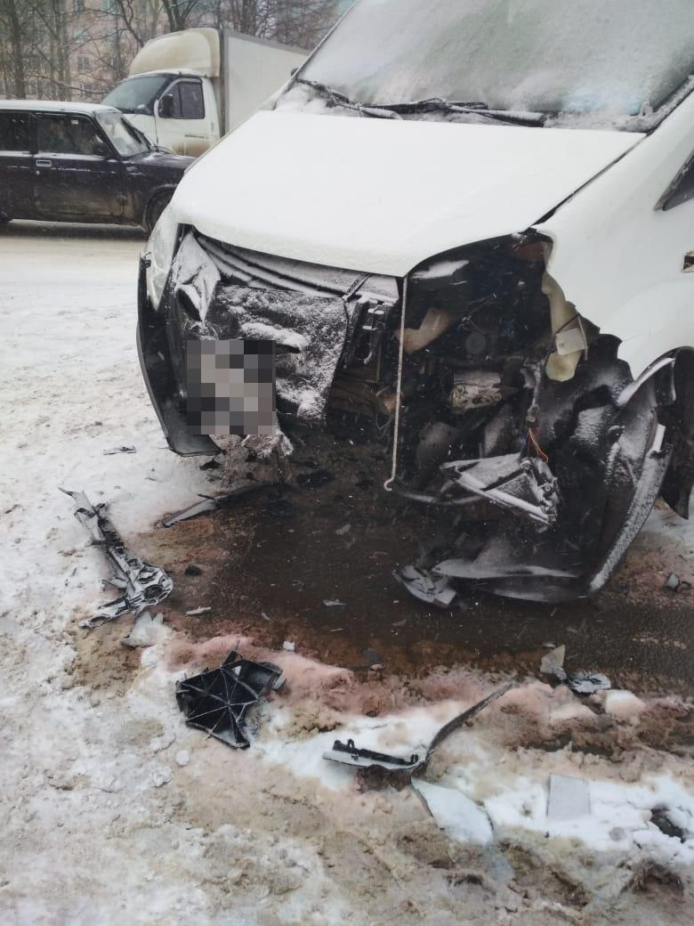 В Рузаевке столкнулись иномарка и микроавтобус: пострадала женщина (фото)
