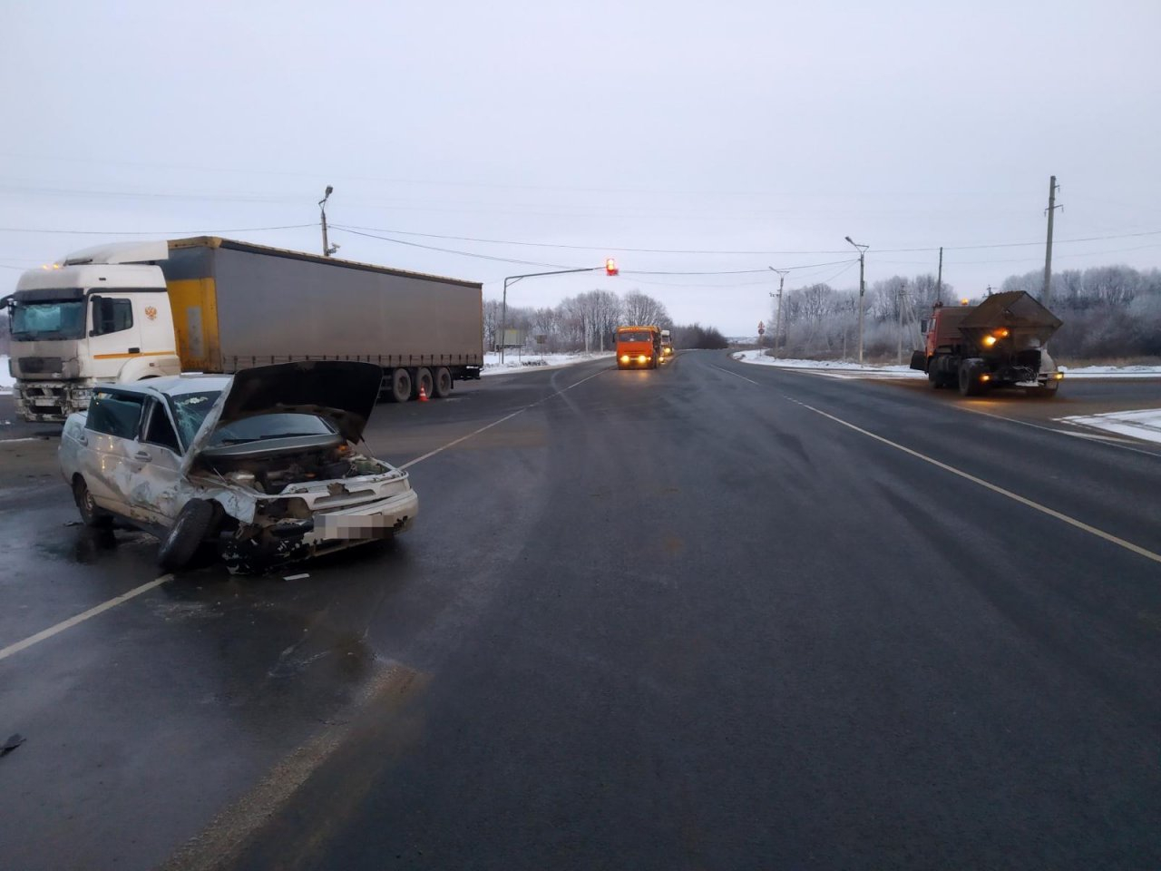 На трассе в Мордовии столкнулись легковушка и большегруз: пострадали пять человек (фото)