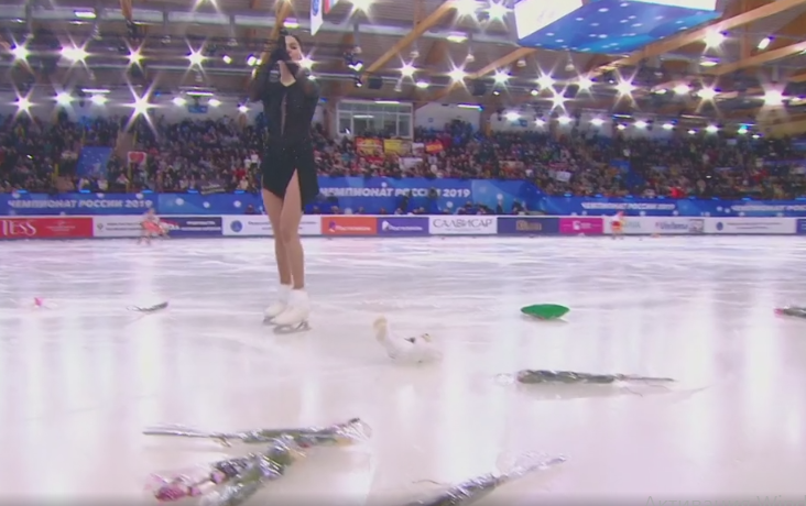 Зрители закидали лед розами после выступления Медведевой на ЧР в Саранске