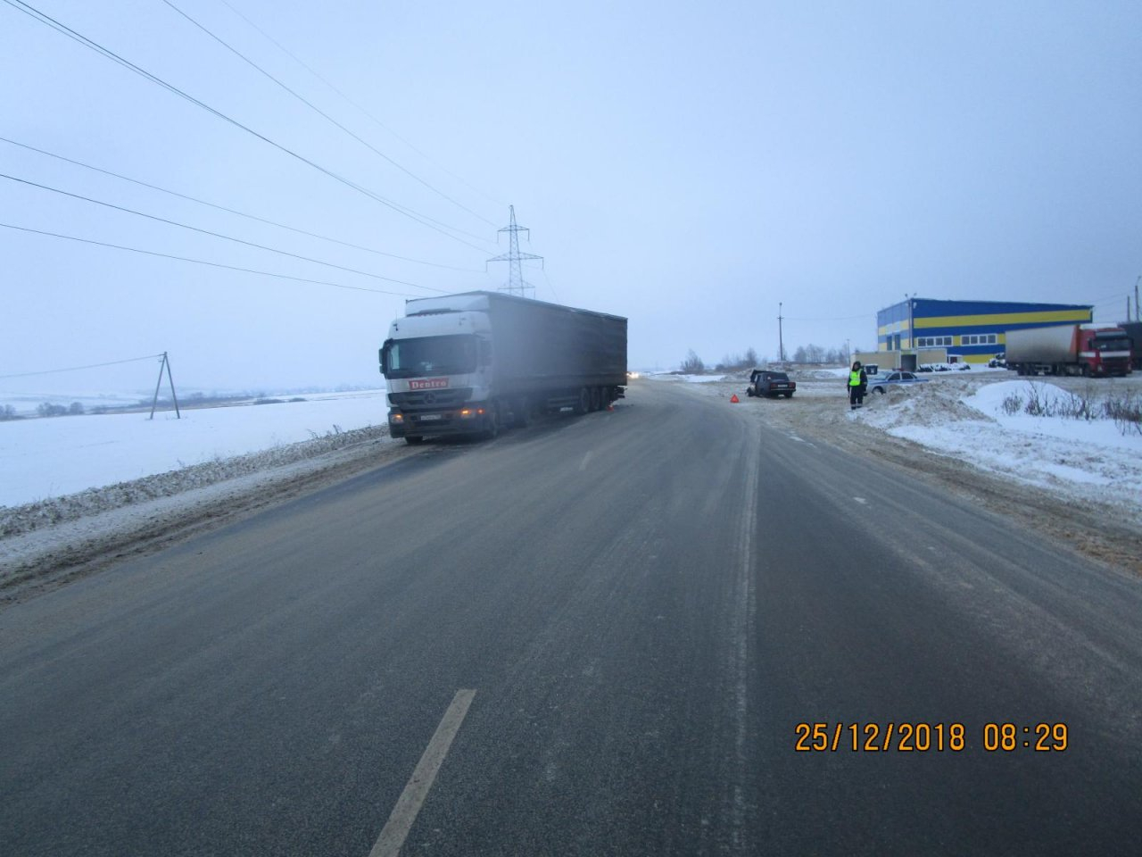 В Саранске столкнулись большегруз и «ВАЗ»: пострадала женщина