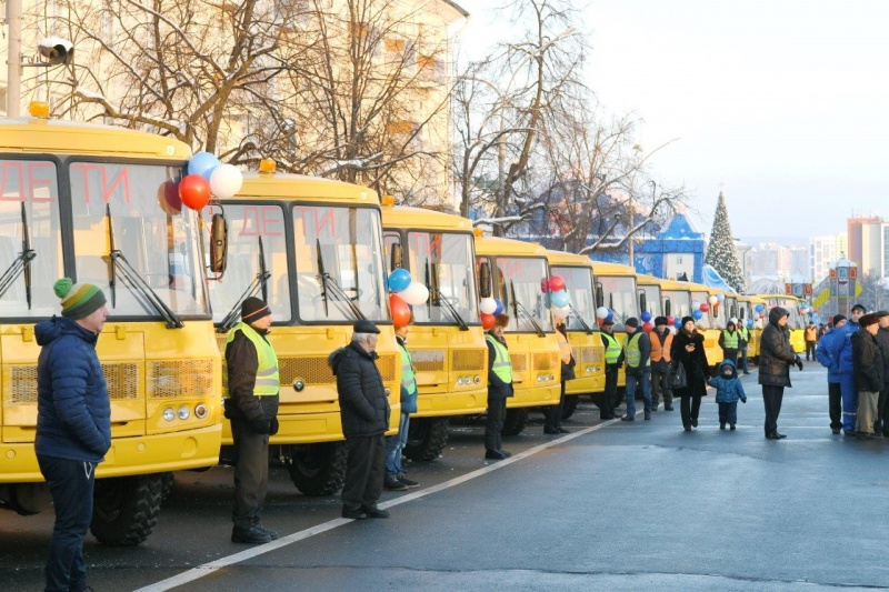 Глава Мордовии Владимир Волков вручил ключи от машин скорой помощи и школьных автобусов