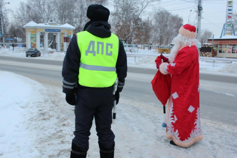 В Саранске Патруль Деда Мороза поздравил участников дорожного движения с наступающими новогодними праздниками