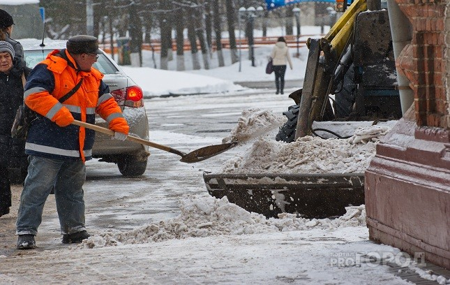 Водителям Саранска предложили не скидывать снег с машин на парковки