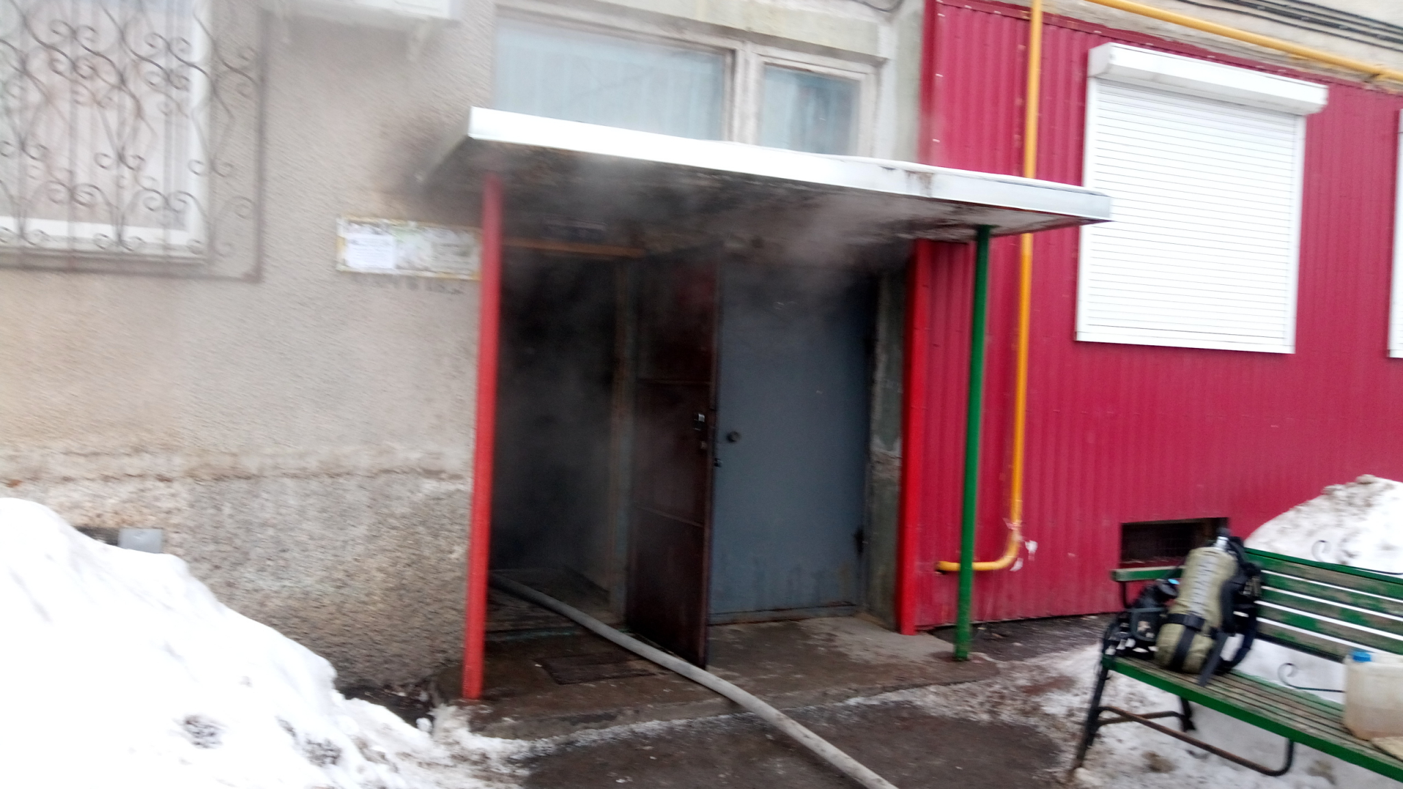 Житель Саранска устроил пожар в подвале дома: спасатели эвакуировали 30 человек
