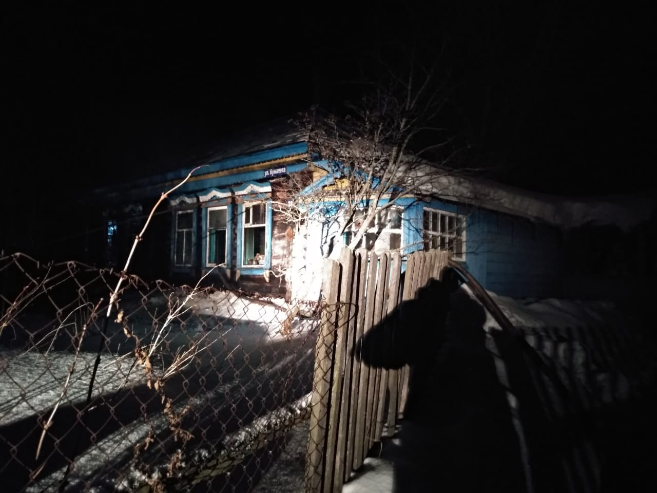 Жители села в Мордовии вынесли из горящего дома пенсионерку: женщину не удалось спасти