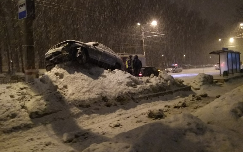 В Саранске легковушка врезалась в снежную гору у остановки