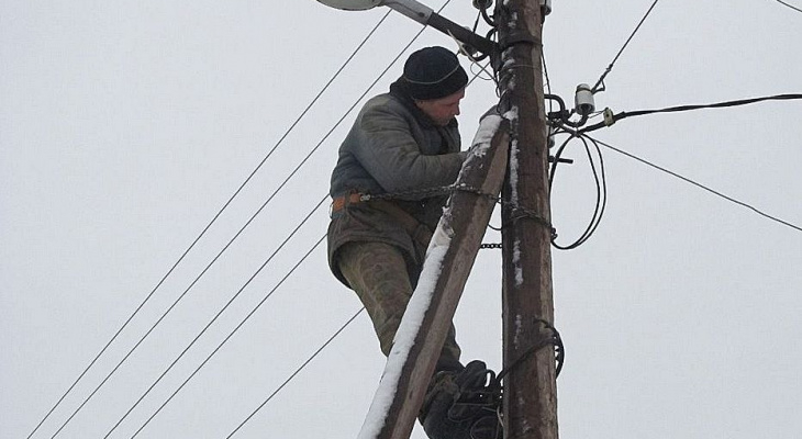 В Мордовии электрику переломало ноги на работе