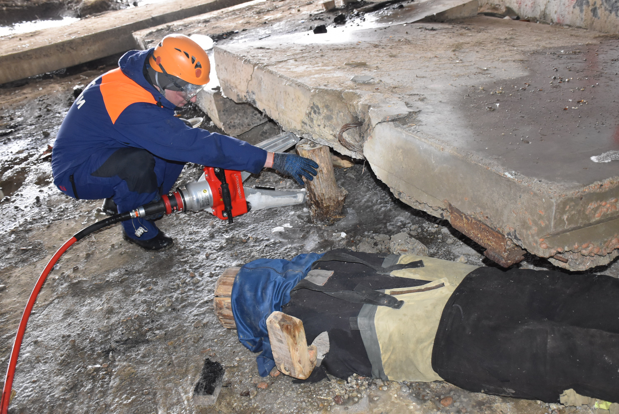 В Саранске «обрушился» затопленный цех, людей «зажало» бетонными плитами