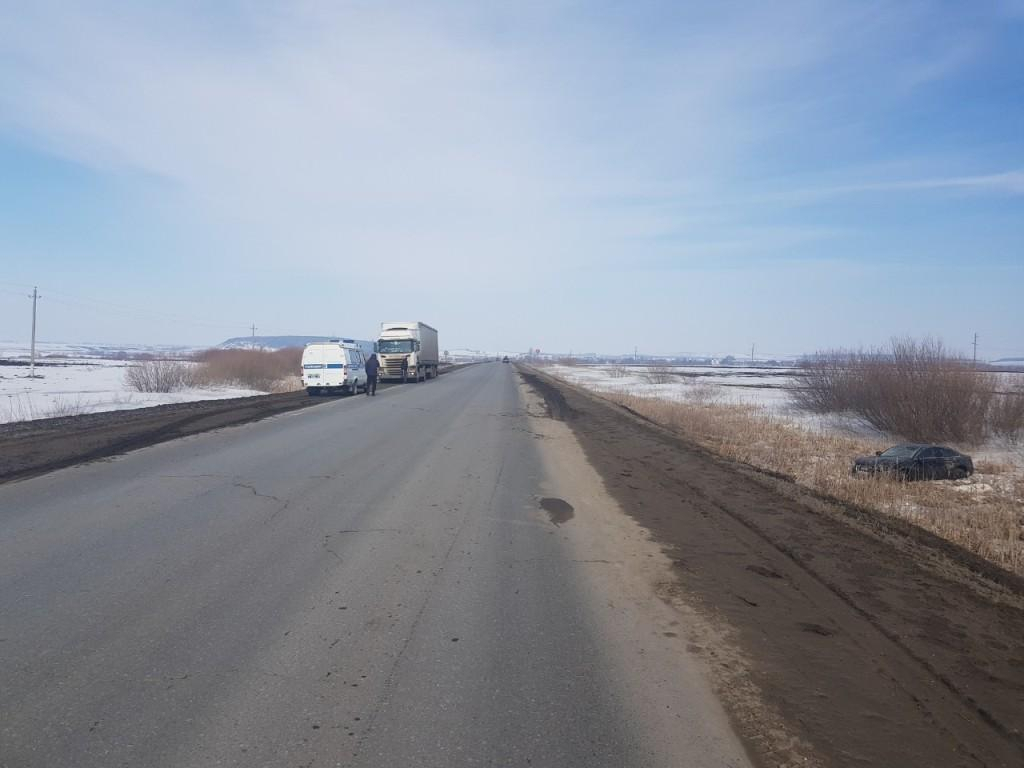 На трассе в Мордовии иномарка вылетела в кювет: пострадала девушка