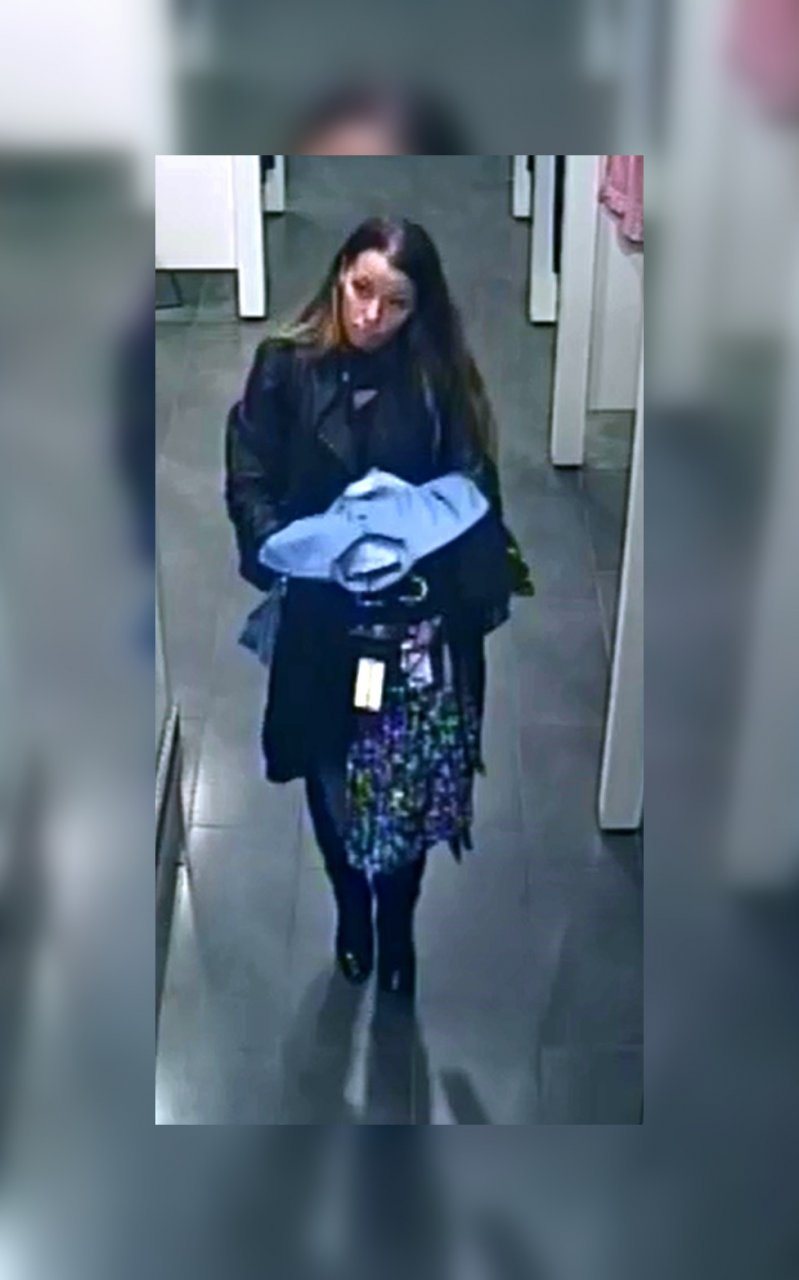 Неизвестная украла из саранского магазина четыре куртки (видео)