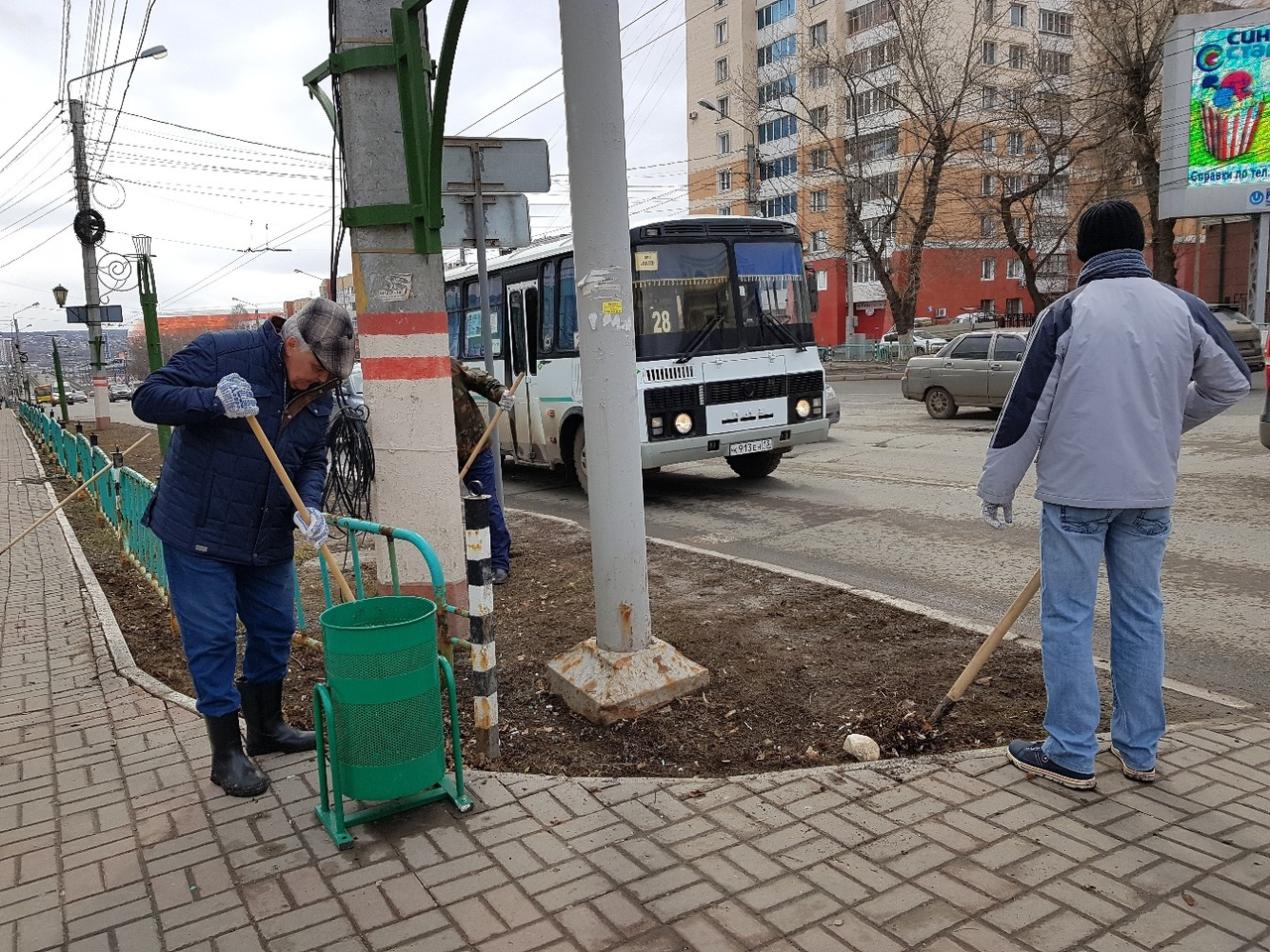 Мэр Саранска вышел убирать городские улицы