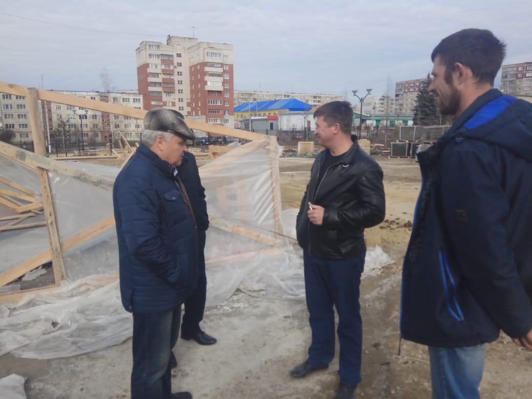 Мэр Саранска осмотрел ход работ по благоустройству парка Победы
