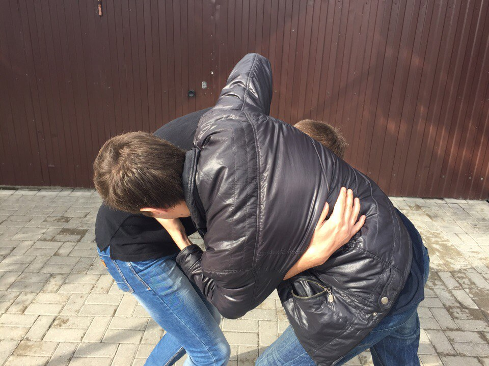 Житель Мордовии из-за старых обид избил друга на остановке общественного транспорта