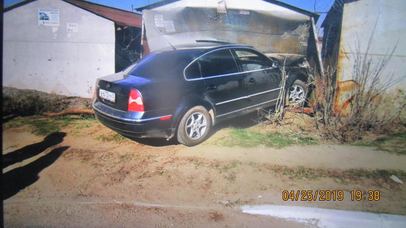 В Саранске водитель иномарки врезался гараж