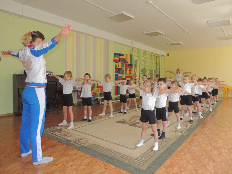 В Мордовии зарядку для дошколят провели полицейские и мастер спорта по биатлону