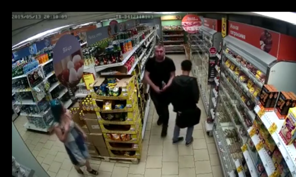 В Мордовии ищут женщину с ярко-синими волосами, которая ограбила магазин