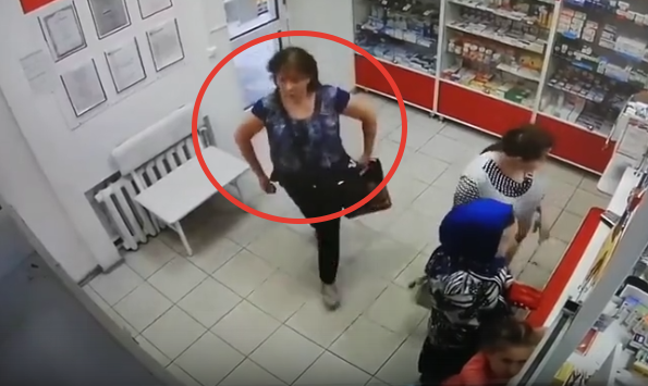 Неизвестная в Саранске украла чужой телефон, оставленный на прилавке