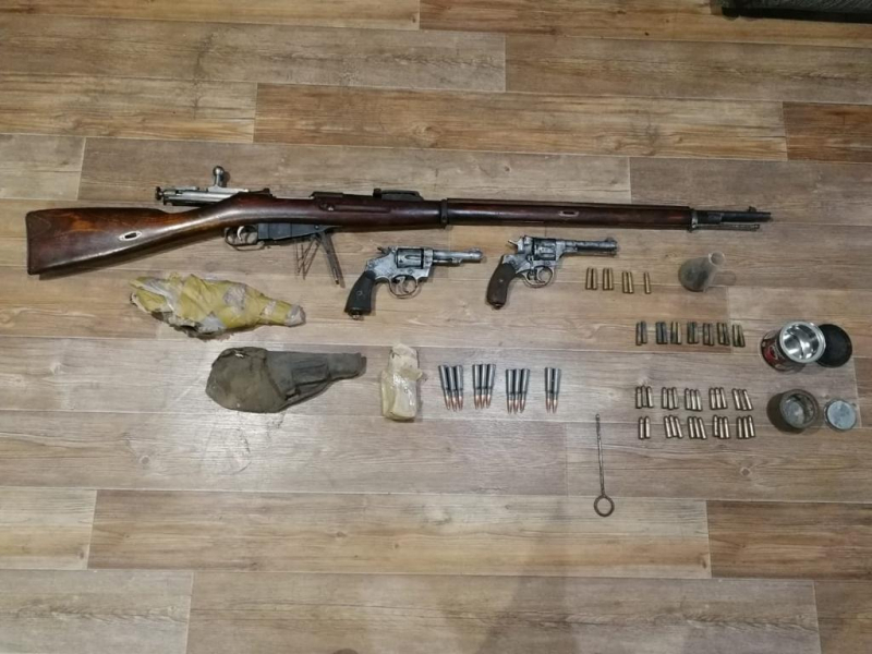 Житель Саранска в потолке своего дома нашел ящик, забитый оружием