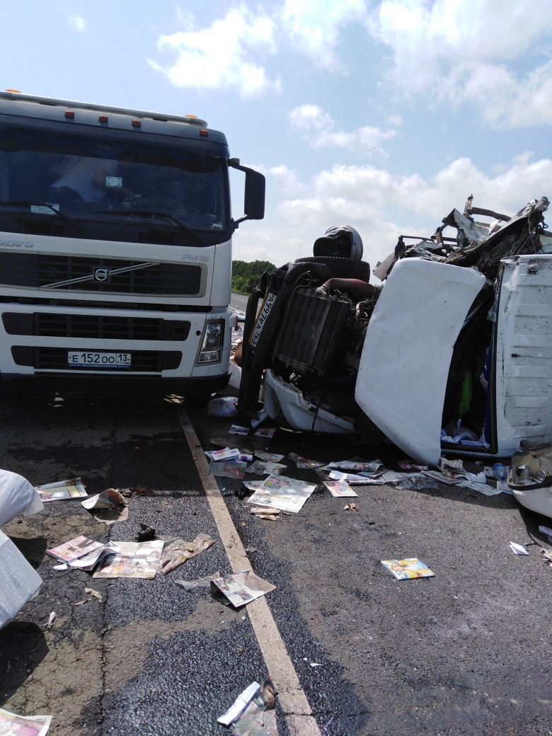 Появились фото с места смертельного ДТП в Мордовии, где грузовик влетел в экскаватор