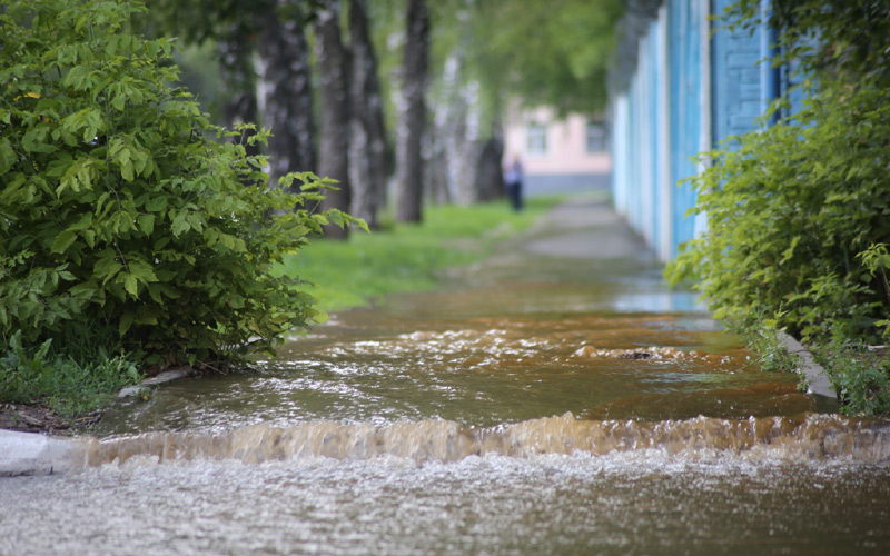 Люди ходят босиком: центр Саранска затопило