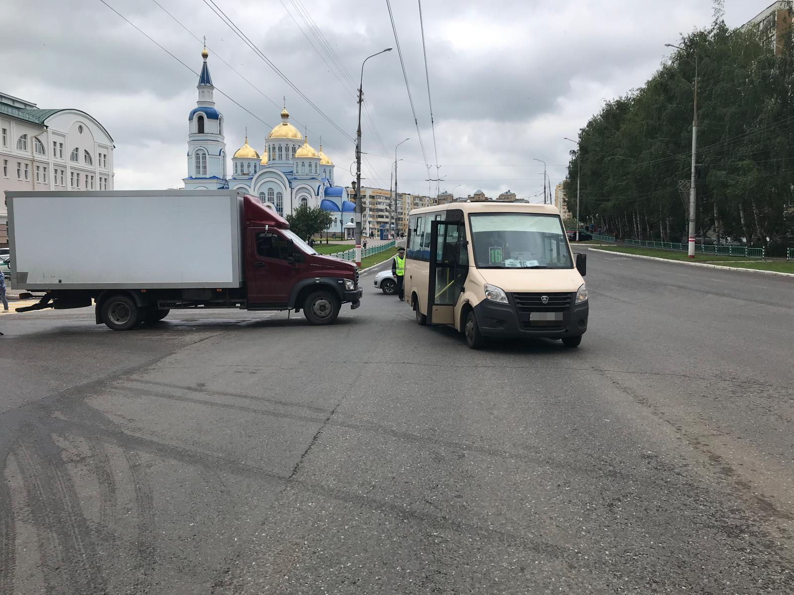 Водителю микроавтобуса удалось избежать ДТП с грузовиком в Саранске