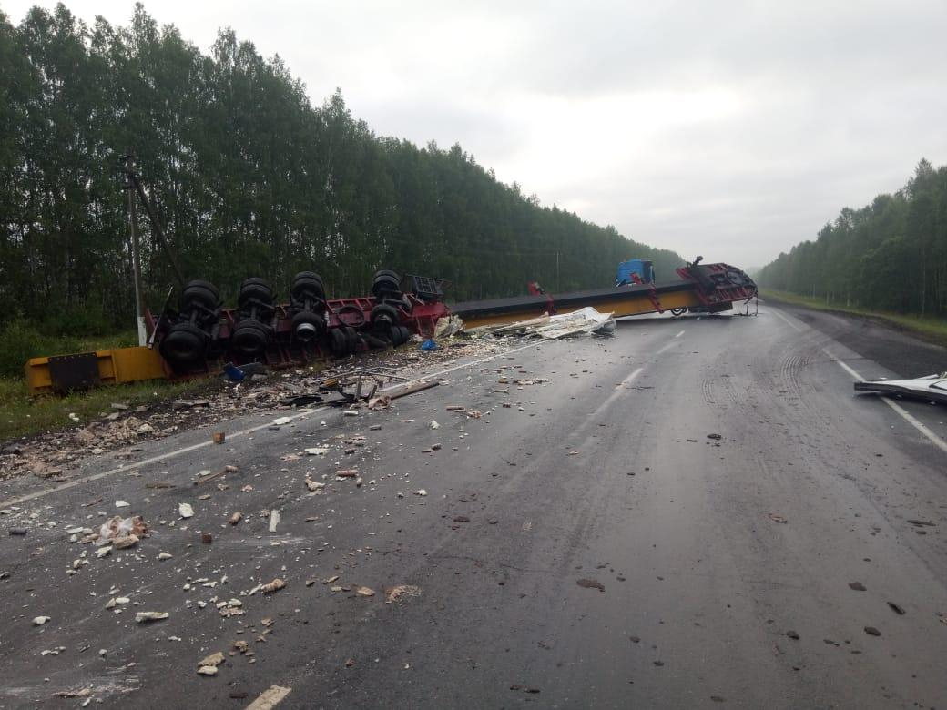 Жуткое ДТП на трассе в Мордовии: столкнулись две фуры (фото)