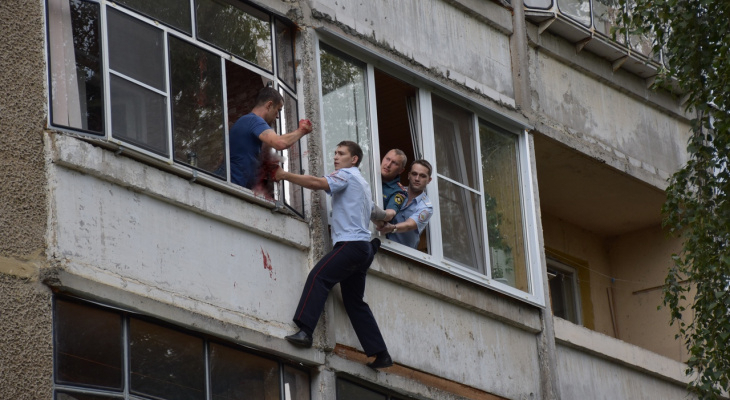 Отец пытался выбросить младенца в окно: жители Саранска просят наградить участкового, который спас ребенка