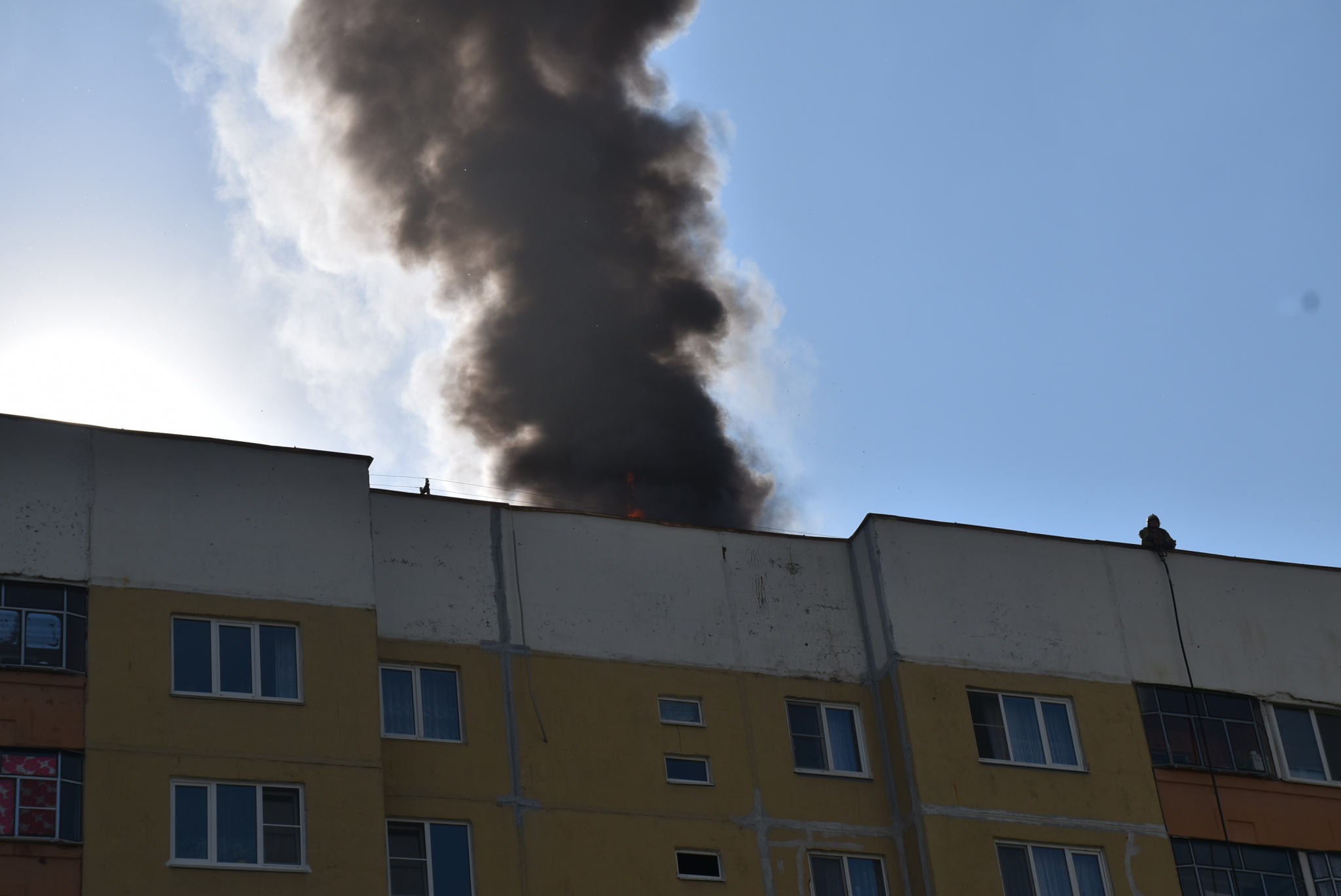 На крыше многоэтажного дома в Саранске произошел пожар