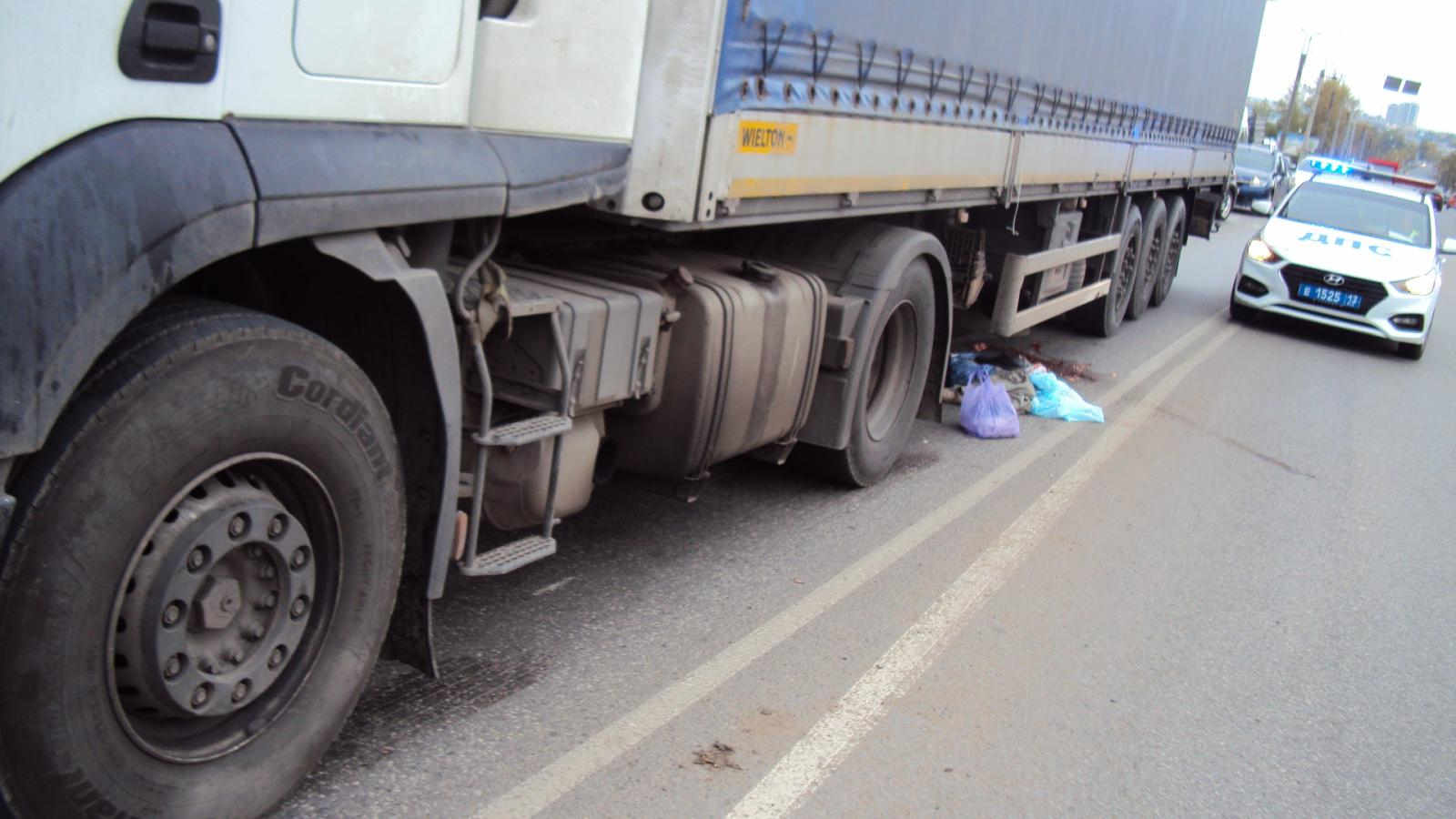 Переходил дорогу в неположенном месте: в Саранске фура раздавила 85-летнего пенсионера